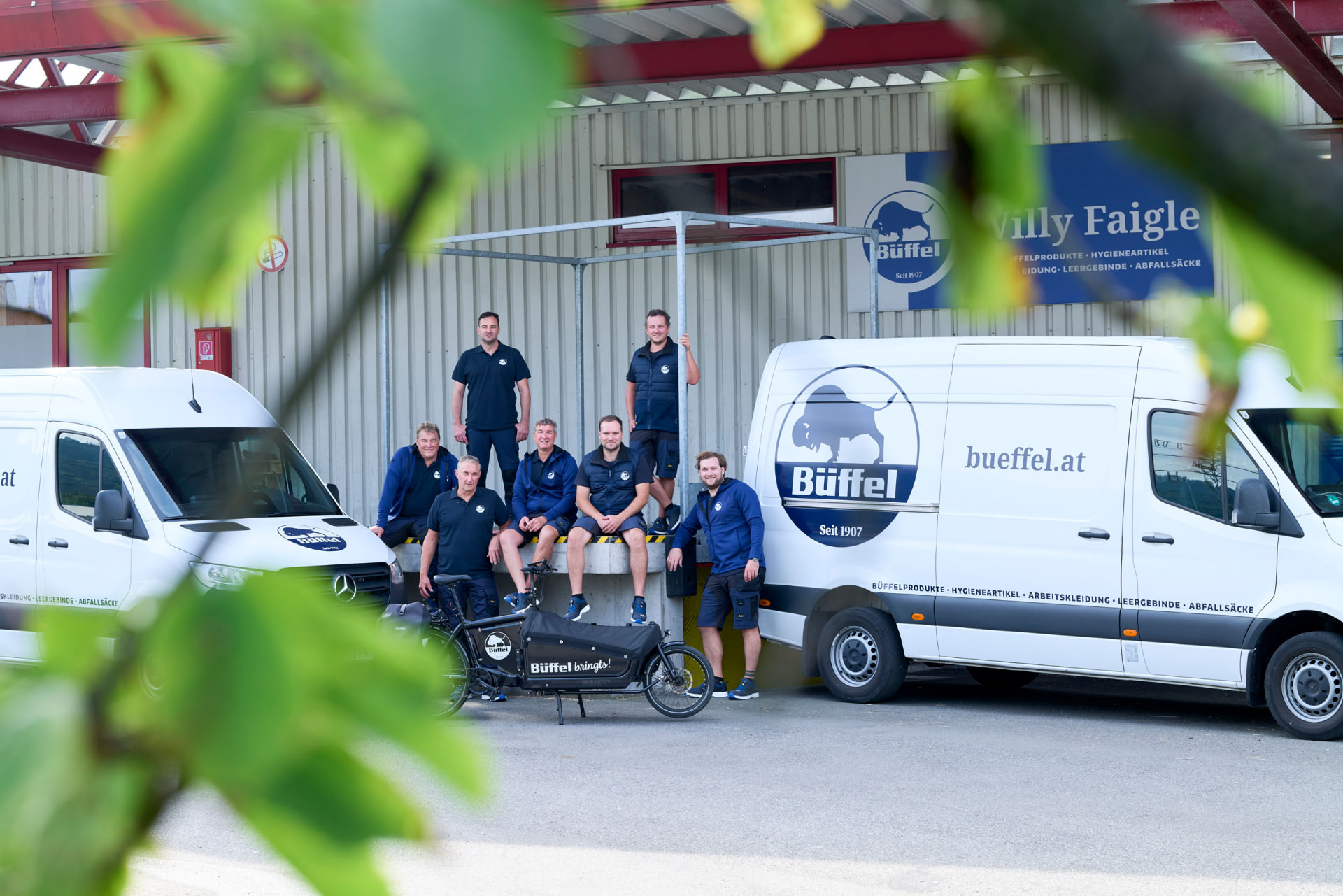Das Büffel-Team vor dem Firmengebäude in Hörbranz