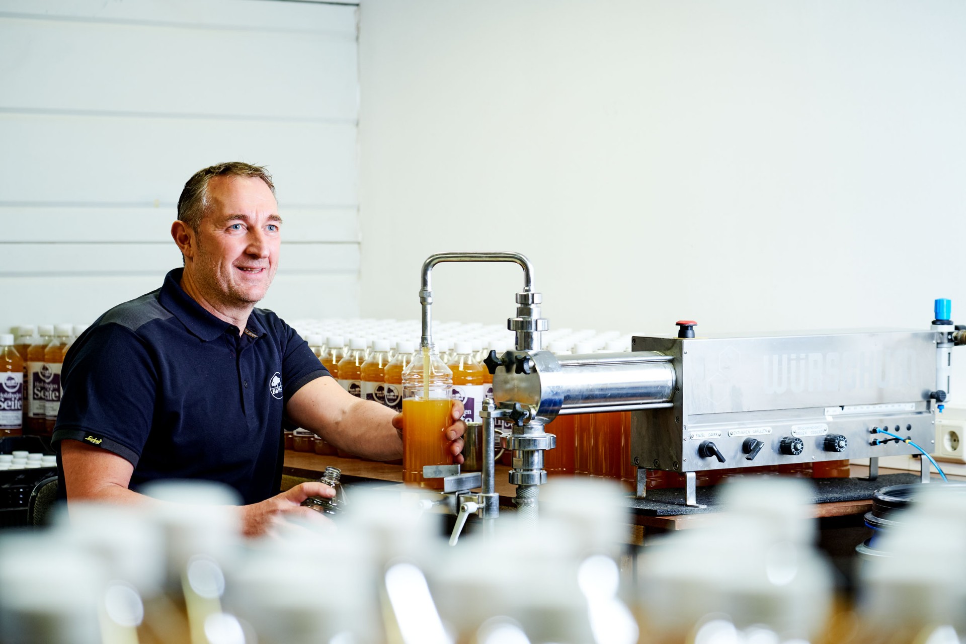 Peter Faigle in der Abfüllung