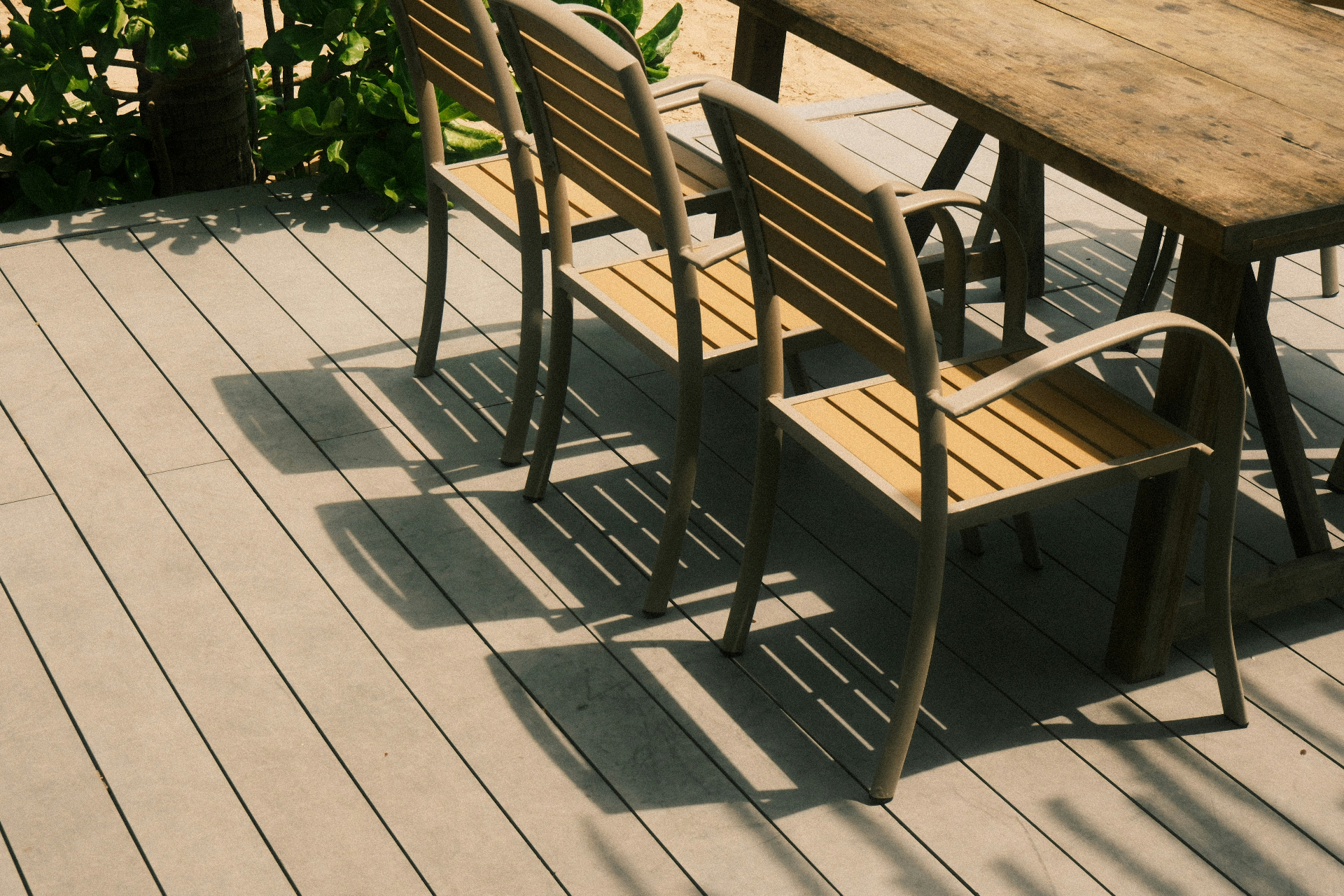 Frisch gereinigte Holz-Gartenmöbel auf einer sonnigen Terrasse