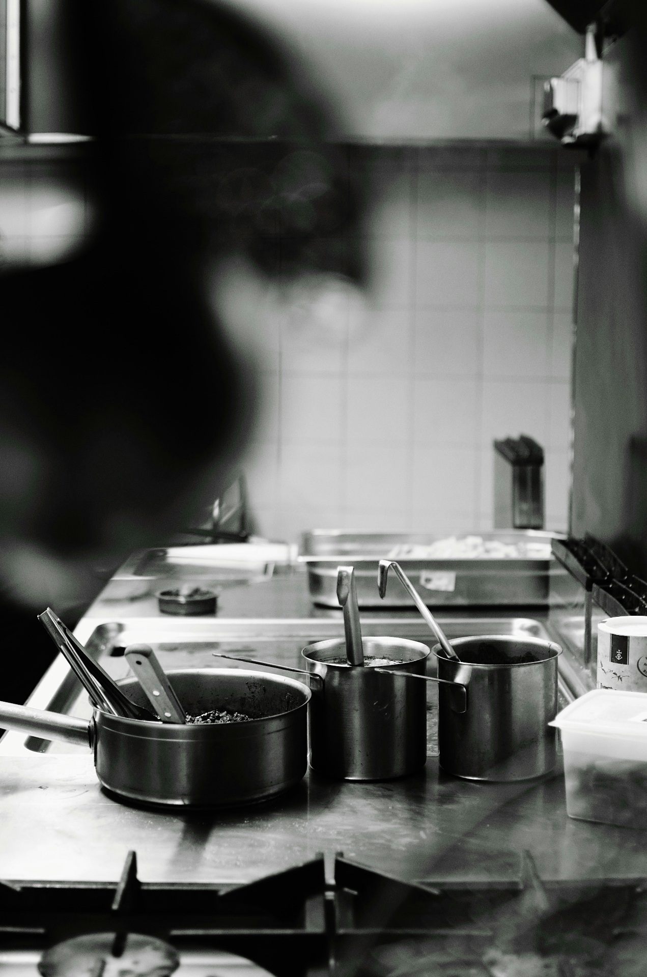 Saubere, professionelle Gastronomieküche mit Spendersystemen und Reinigungsmitteln