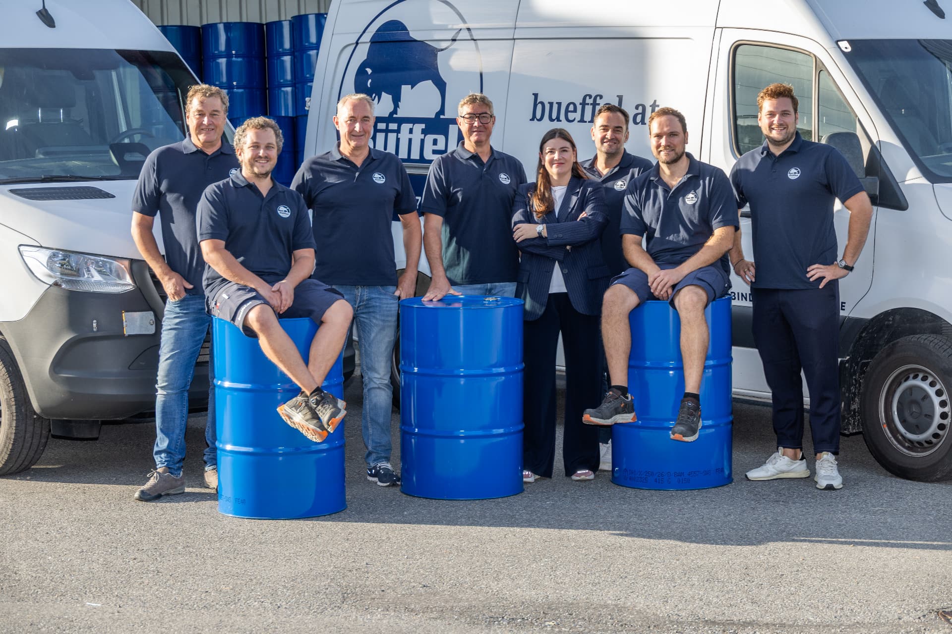 Das Büffel-Team vor den Firmenfahrzeugen beim Besuch zum KMU-Preis 2026